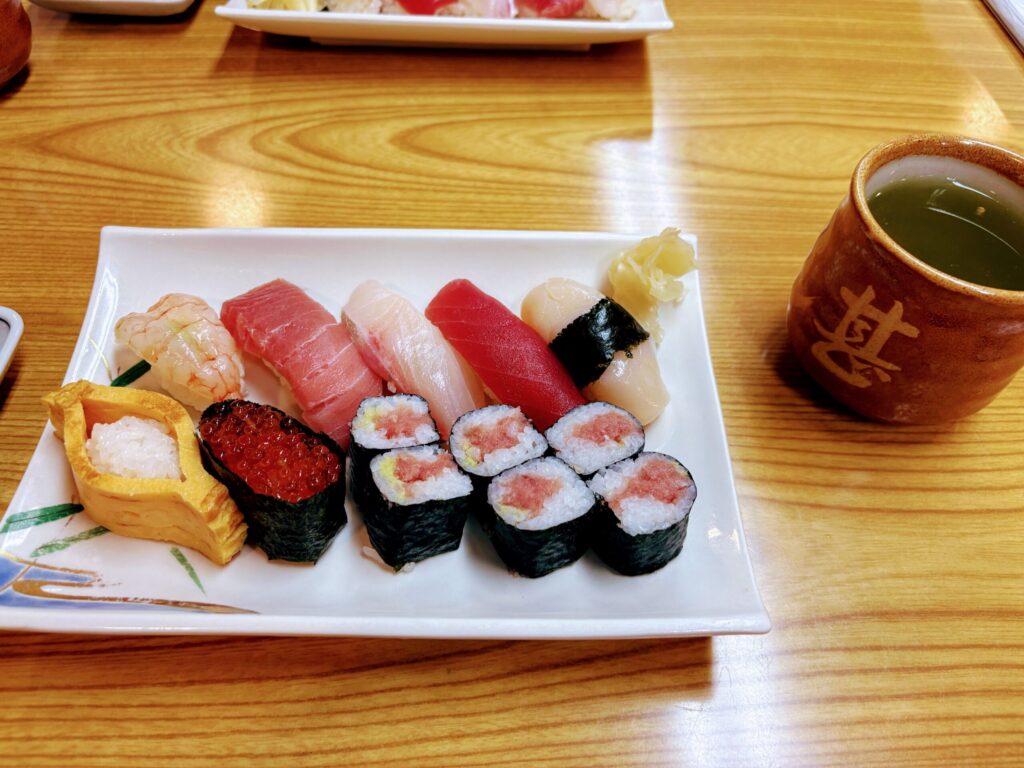 RecampTateyamaまでの道中で館山駅周辺で食べたお寿司です。