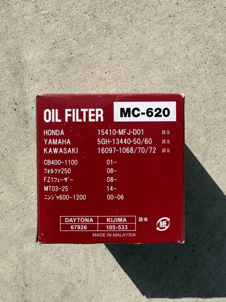 新しいオイルフィルターの箱の写真　
側面　スペックなどが記載されている。